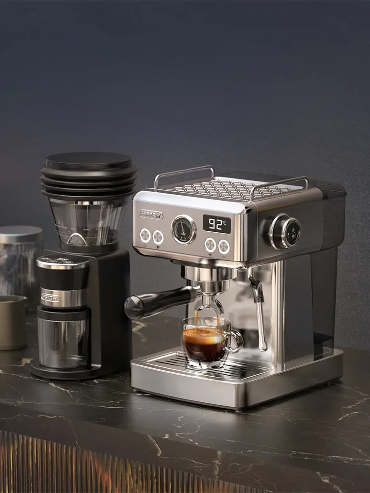에스프레소 머신 옆에 배치된 그라인더의 모습