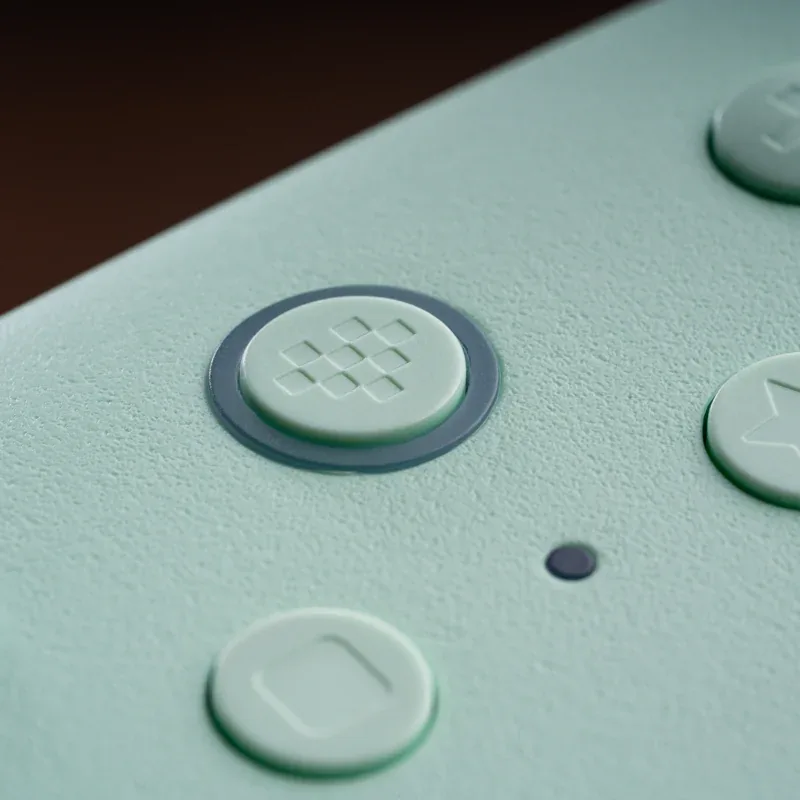 중앙 8BitDo 로고와 버튼 배치 상세