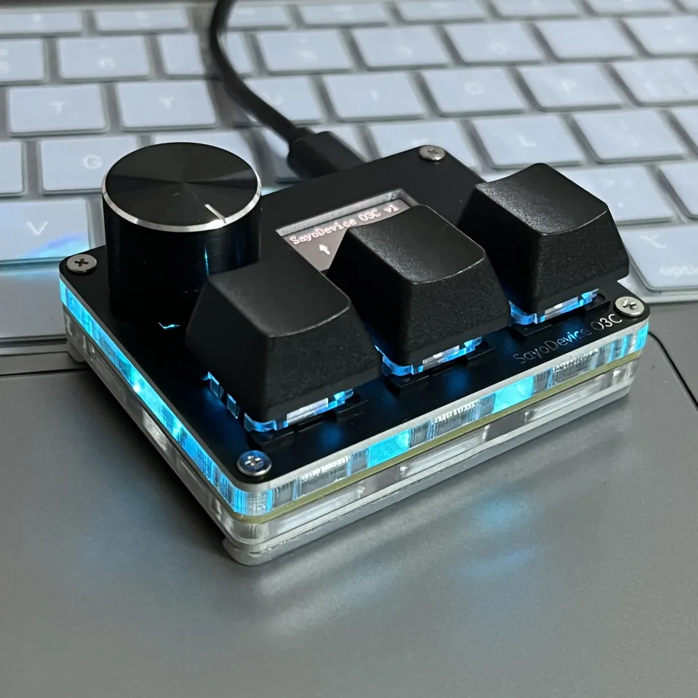 데스크탑 위에 놓인 SayoDevice O3C