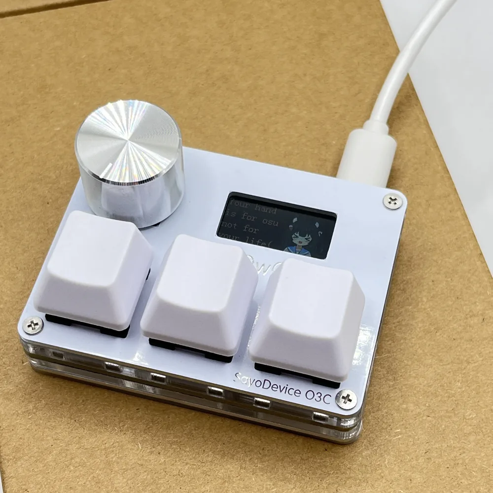 화이트 색상의 SayoDevice O3C 전면