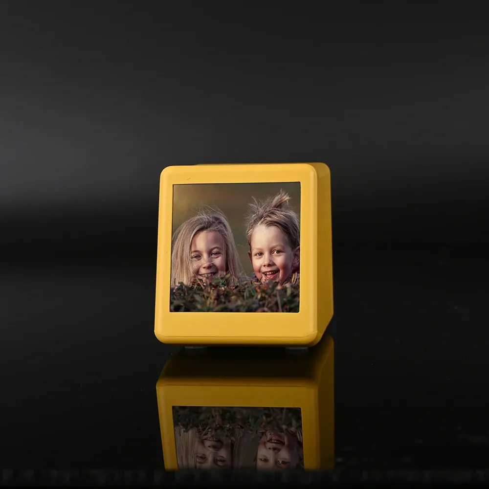 시계 화면에 아이들 사진이 띄워진 모습