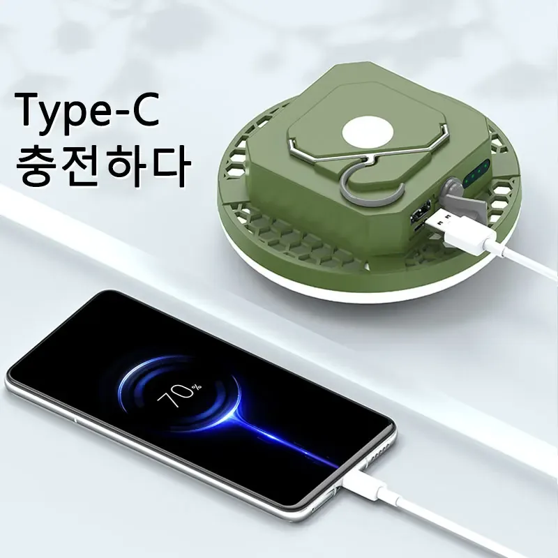 Type-C 포트로 스마트폰을 충전하는 모습