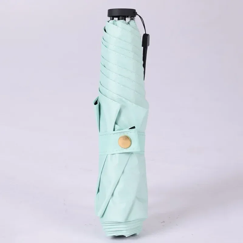 접혀있는 밝은 민트색 펜슬 우산