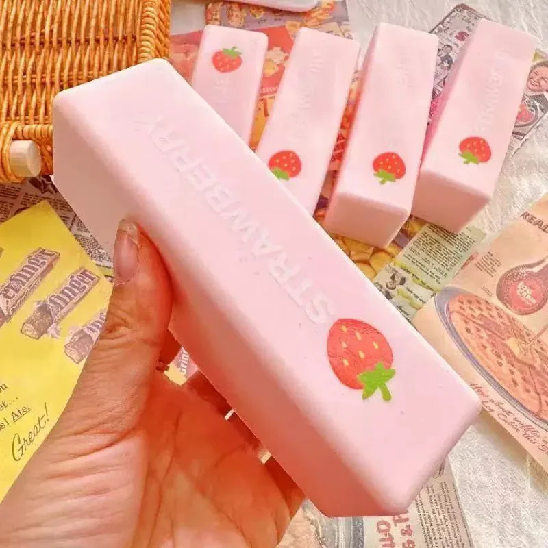 딸기 모양 스퀴시를 쥐고 있는 모습