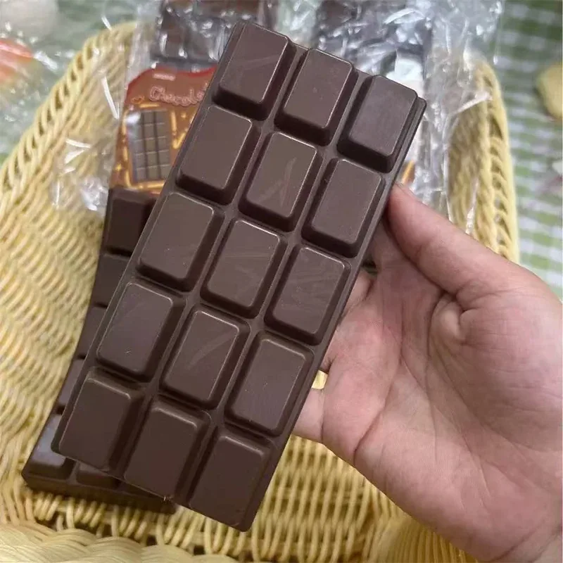 초콜릿 모양 스퀴시를 쥐고 있는 모습