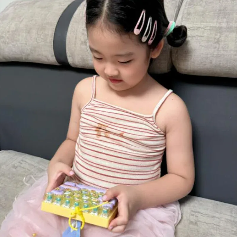 아이의 손에 들린 키캡 피젯 키링